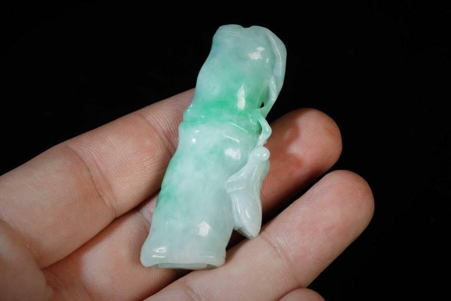 上海都达杂项专场三（全场包邮） 天然冰绿种翡翠（A货）精雕《一鸣惊人》挂件