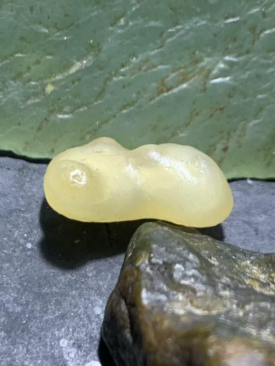 精美天然戈壁阿拉善白糖心葫芦形原石一颗，