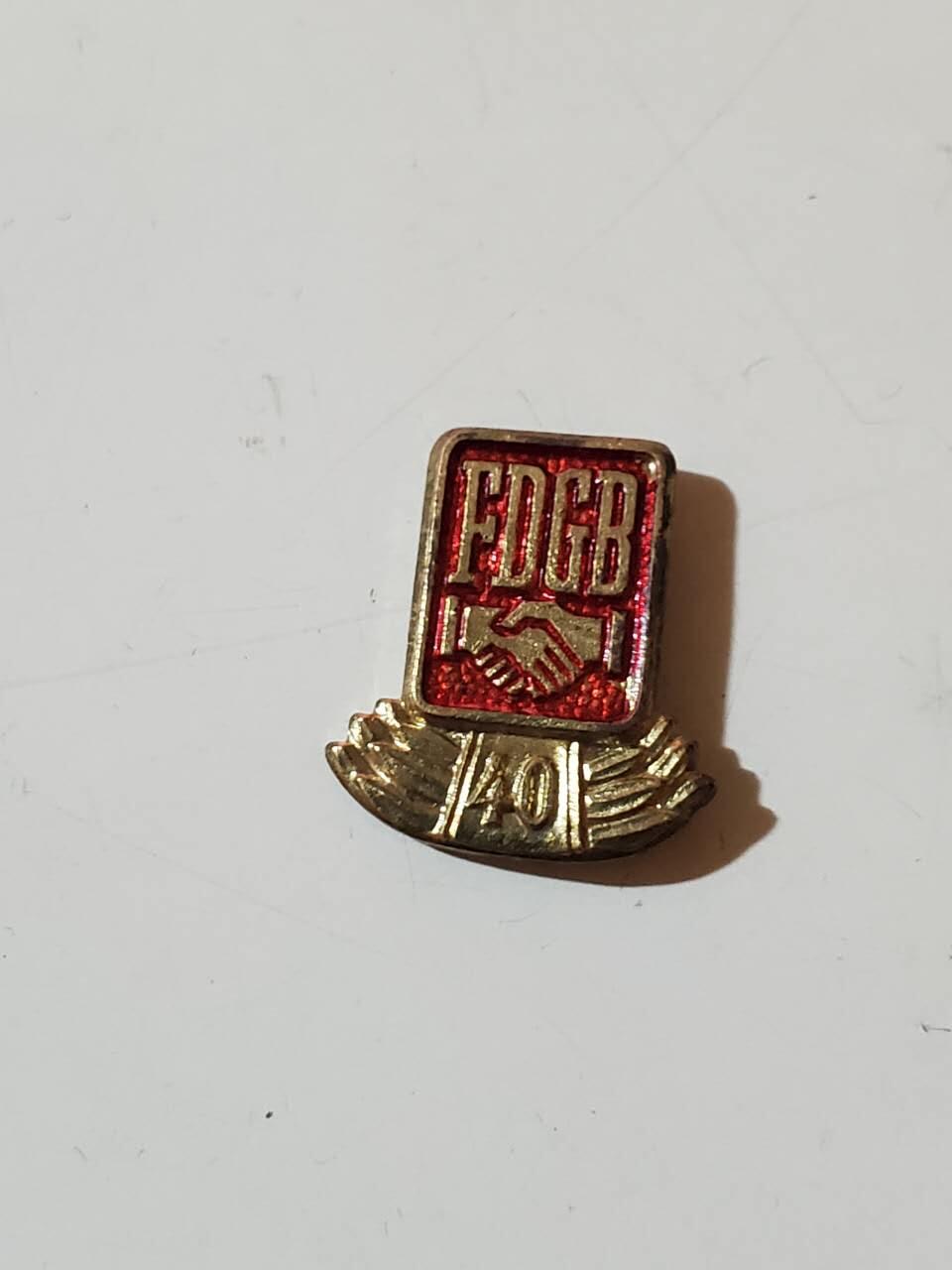 韵星假日拍卖第三十七期 -- Rimey Holidays Auction 37 民主德国工会40年荣誉成员证章带证 证少见 贴票很齐 包括支援越南、智利苏德友谊等