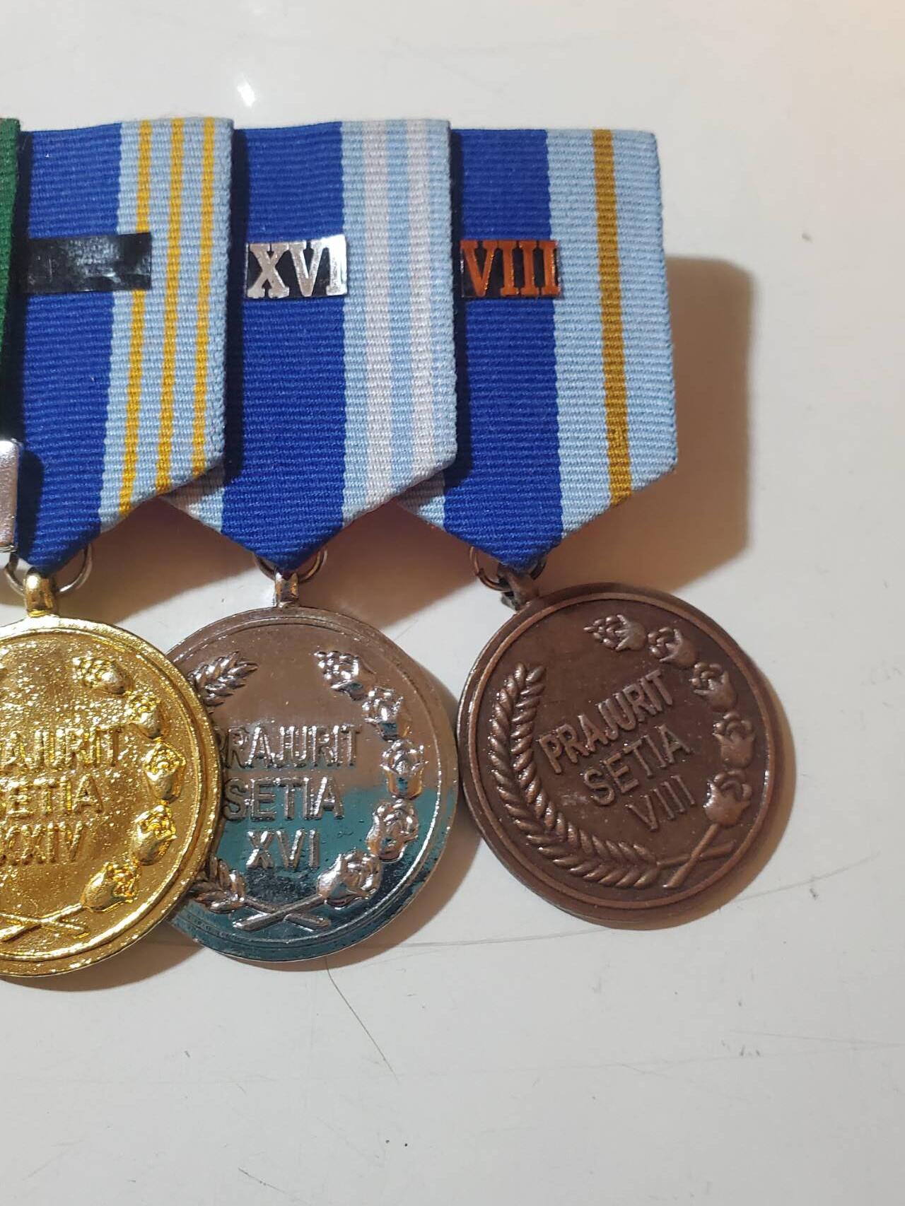 韵星假日拍卖第三十七期 -- Rimey Holidays Auction 37 印度尼西亚陆军4r联排-- 三军团结勋章,金银铜国土服务奖章 库存品相 带勋饰 少见