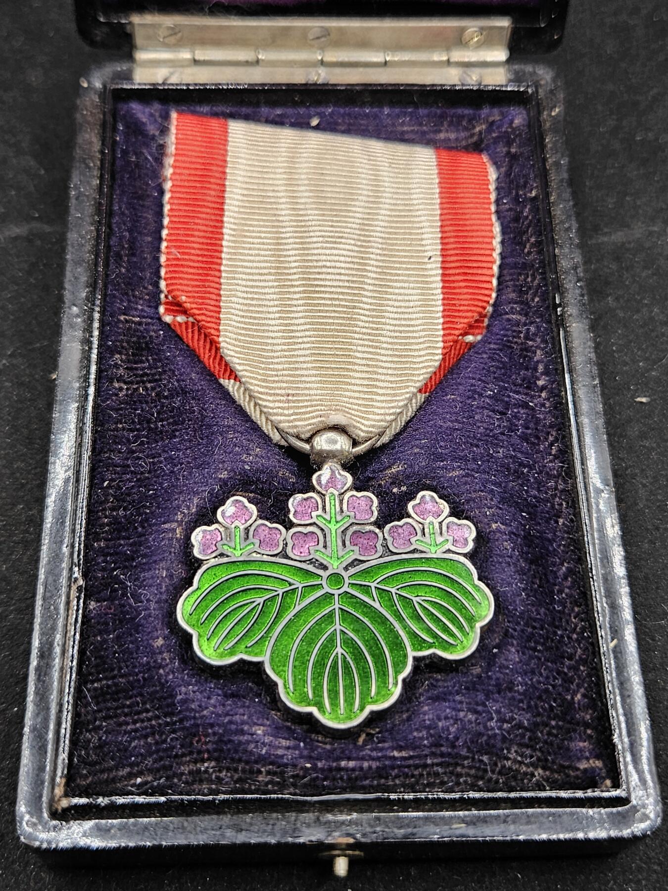 0元起拍勋章 第327期 咸鱼国勋章拍卖专场 1月21日（周三）下午6：00开始 美品无损 明治时期七等青叶章银制带盒略