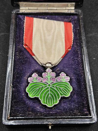 0元起拍勋章 第327期 咸鱼国勋章拍卖专场 1月21日（周三）下午6：00开始 - 美品无损 明治时期七等青叶章银制带盒略