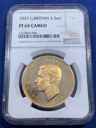 《竞宝斋》第459场 周日，周一，2场连拍 （全场包邮）欢迎送拍 - NGC PF64CAMEO 英国1937年乔治六世5索维林精制马剑金币 发行量5500枚的珍贵五镑，其高浮雕的立体造型引人注目，与华美的柠檬金色底板形成鲜明对比，深邃的镜面效果几乎完美无瑕。在金价未突破400元的时候就已经达到六位数的价格--英系大金爱好者的一道美味佳肴