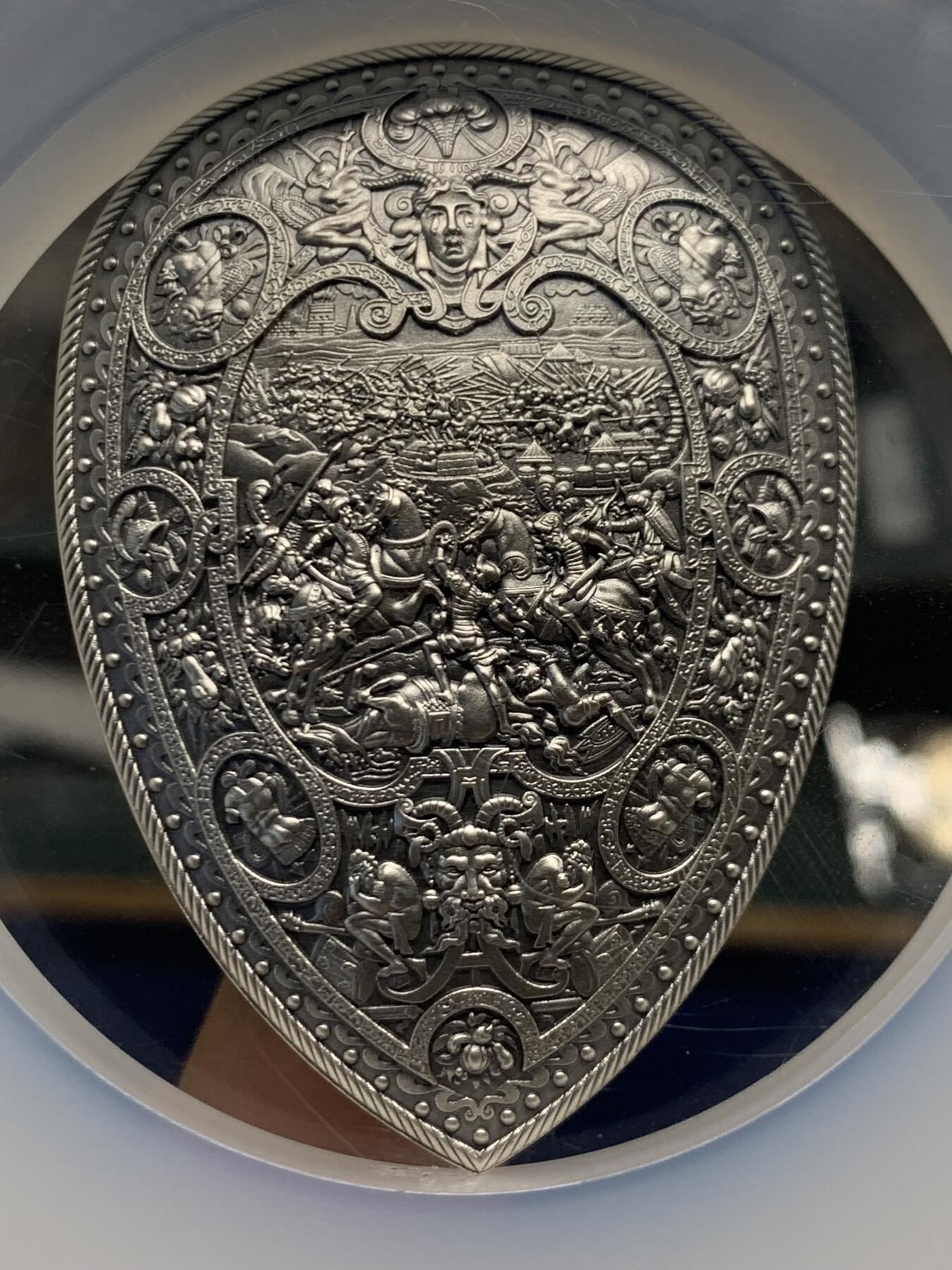 《竞宝斋》第459场 周日，周一，2场连拍 （全场包邮）欢迎送拍 NGC-MS70 法国 2022年 亨利二世盾形2盎司银币（约66.2g999纯银）为纪念这位著名的“骑士国王”而用纪念币的形式完全还原了他最心爱的阅兵演武盾牌。该盾牌制造于1555年，现藏于美国大都会博物馆，其上镌刻了迦太基统帅汉尼拔在坎尼会战中大胜罗马人的辉煌史诗，这位法国国王希望以此保佑自己也能在与神圣罗马帝国的战争中凯旋而归