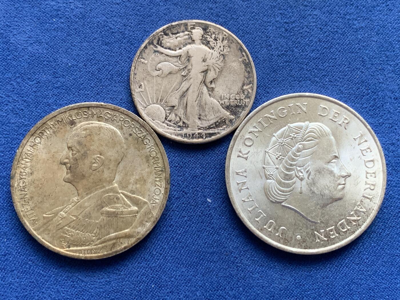《竞宝斋》第459场 周日，周一，2场连拍 （全场包邮）欢迎送拍 三枚一组 荷兰1964年朱丽安娜2.5盾银币+匈牙利1939年霍尔蒂亲王5潘果银币+美国1941年行走半美元银币