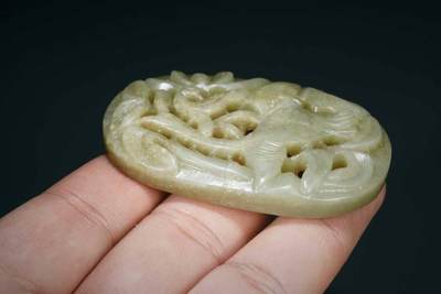 上海都达杂项专场三十四【年后发货全场包邮】  和田玉镂空雕蕉叶纹佩86-9