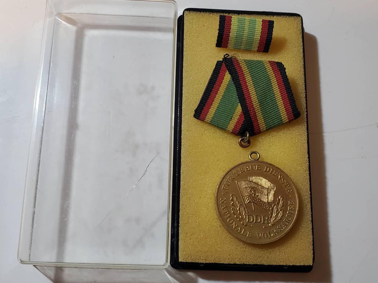 韵星假日拍卖第三十七期 -- Rimey Holidays Auction 37 民主德国金级国家人民军忠诚服务奖章 带原盒略 高等级 非损坏挂环上挂完好需自行去除上挂多余部分并连接 章好品镀金