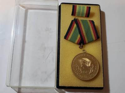 韵星假日拍卖第三十七期 -- Rimey Holidays Auction 37 - 民主德国金级国家人民军忠诚服务奖章 带原盒略 高等级 非损坏挂环上挂完好需自行去除上挂多余部分并连接 章好品镀金