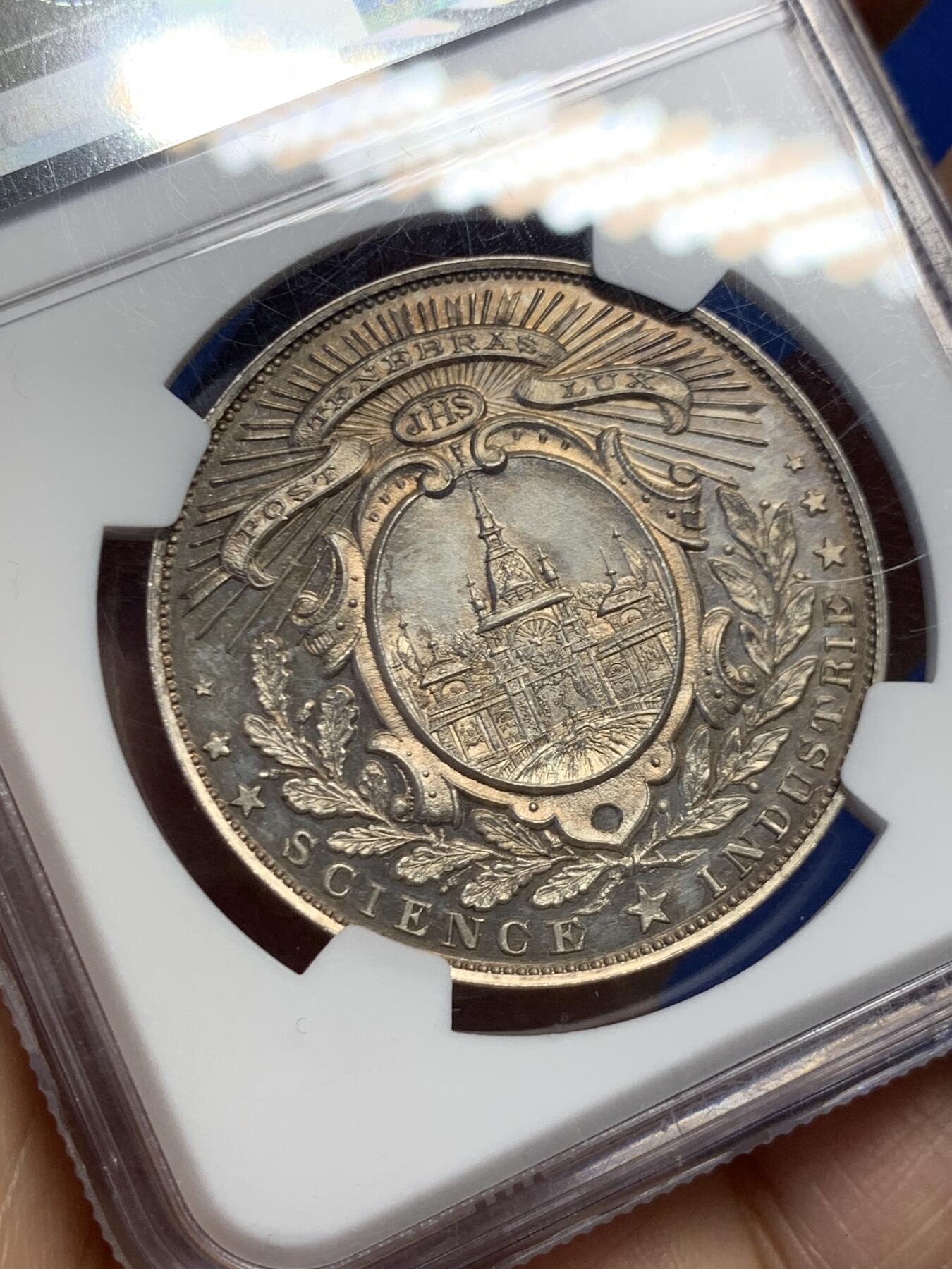 《竞宝斋》第459场 周日，周一，2场连拍 （全场包邮）欢迎送拍 NGC MS63 1896年瑞士联邦博览会银章，正面为参展的22个州盾徽，背面为博览会主建筑美术宫大门，正反黄昏金彩包浆，工艺精湛、雕刻精细，罕见品种。