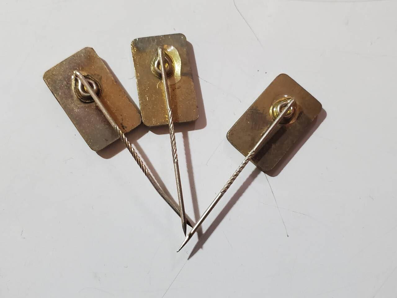 韵星假日拍卖第三十七期 -- Rimey Holidays Auction 37 民主德国Gst准军事部队一二三级技能章插针一组