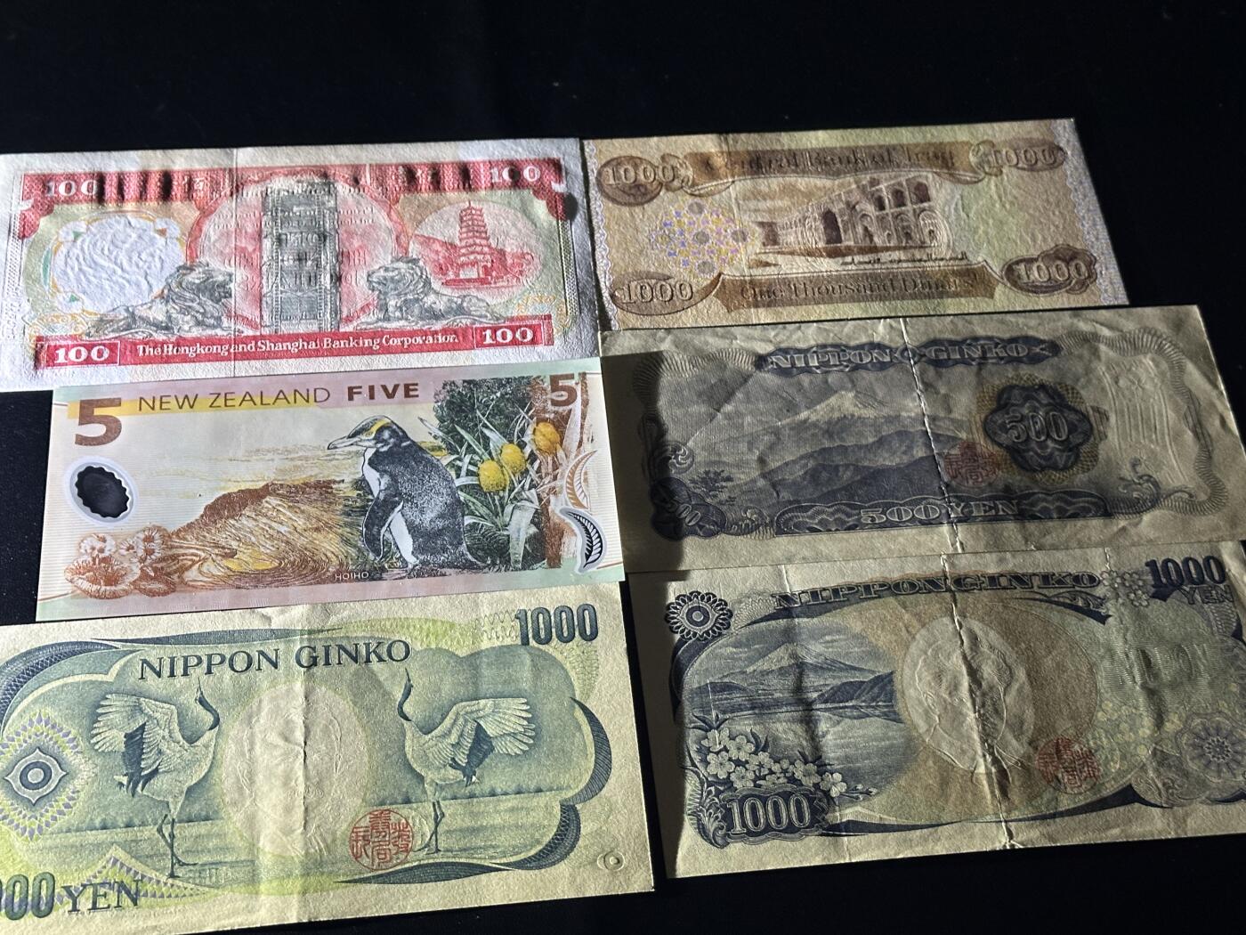 《外钞收藏家》第六百零三期（精选场）（本平台长期征集拍品、欢迎藏友们联系合作） 香港汇丰银行100元UNC-有黄斑+新西兰5元全新+三张日元非全新一签