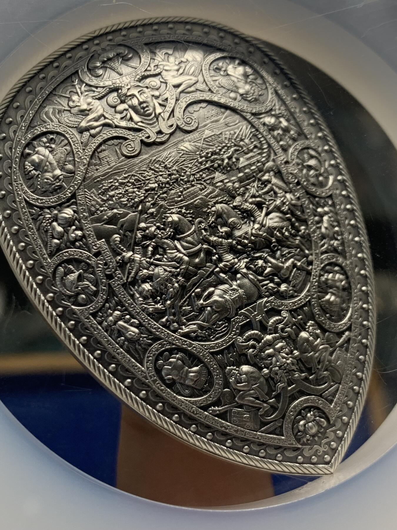 《竞宝斋》第459场 周日，周一，2场连拍 （全场包邮）欢迎送拍 NGC-MS70 法国 2022年 亨利二世盾形2盎司银币（约66.2g999纯银）为纪念这位著名的“骑士国王”而用纪念币的形式完全还原了他最心爱的阅兵演武盾牌。该盾牌制造于1555年，现藏于美国大都会博物馆，其上镌刻了迦太基统帅汉尼拔在坎尼会战中大胜罗马人的辉煌史诗，这位法国国王希望以此保佑自己也能在与神圣罗马帝国的战争中凯旋而归