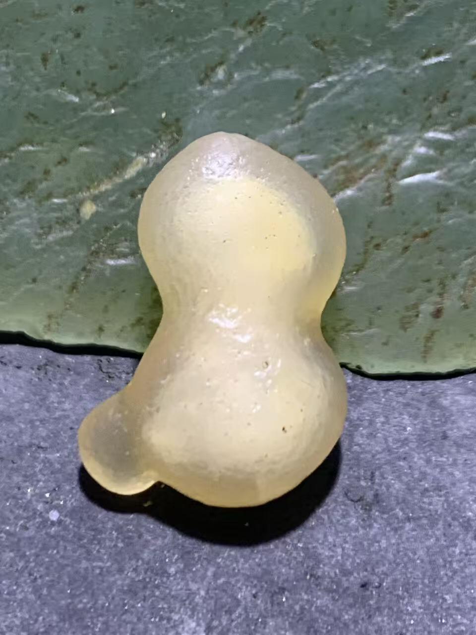 精美天然戈壁阿拉善白糖心葫芦形原石一颗，