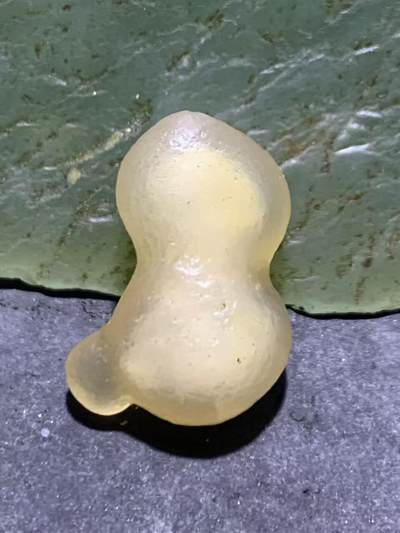 精美天然戈壁阿拉善白糖心葫芦形原石一颗， - 精美天然戈壁阿拉善白糖心葫芦形原石一颗，