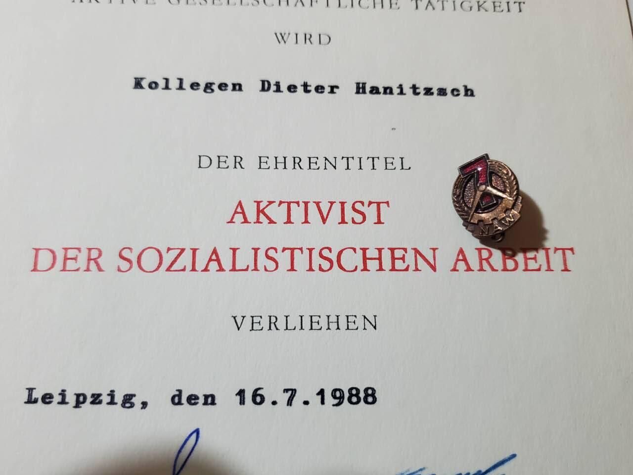 韵星假日拍卖第三十七期 -- Rimey Holidays Auction 37 民主德国社会主义建设功勋活动家奖章加证书一套