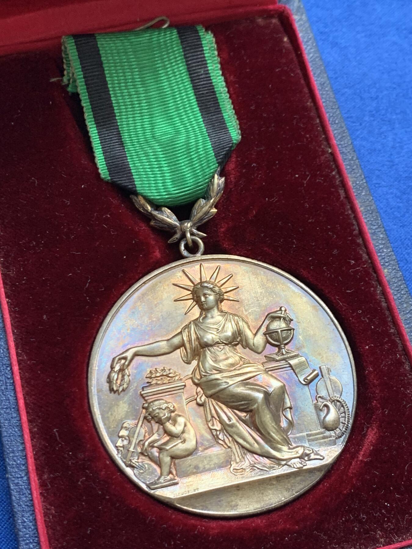 《竞宝斋》第459场 周日，周一，2场连拍 （全场包邮）欢迎送拍 法国1912年国家劝善协会主席颁发的镀金银质奖章 绶带带针 总重51.7克 50.5mm 银标 带原盒 字迹对应