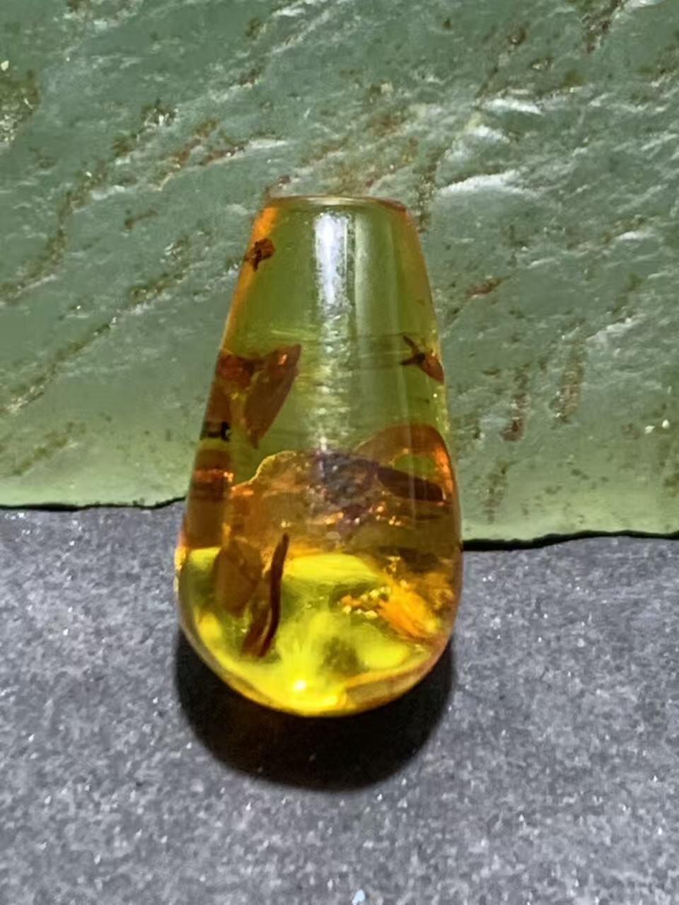 精美乌克兰花珀水滴形镶嵌料吊坠一个