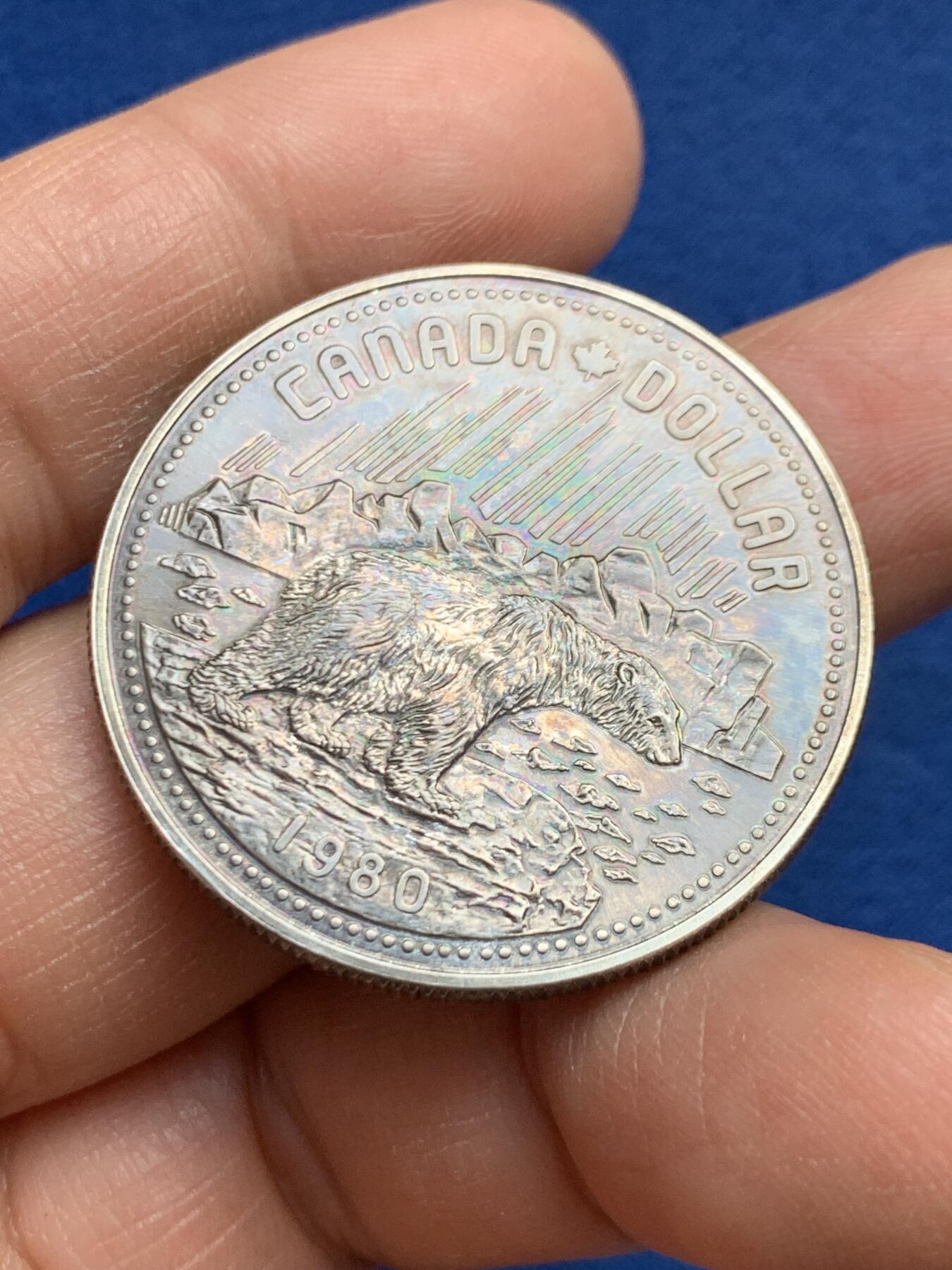 《竞宝斋》第459场 周日，周一，2场连拍 （全场包邮）欢迎送拍 加拿大1980年北极熊女王1元银币，约23.45g，500银。