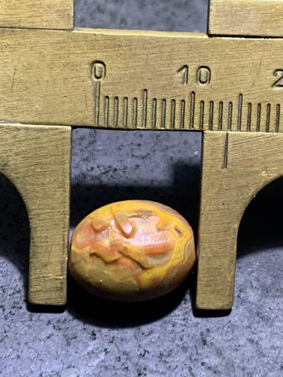 亚光战国红玛瑙手工雕刻行字随形通货珠一颗！