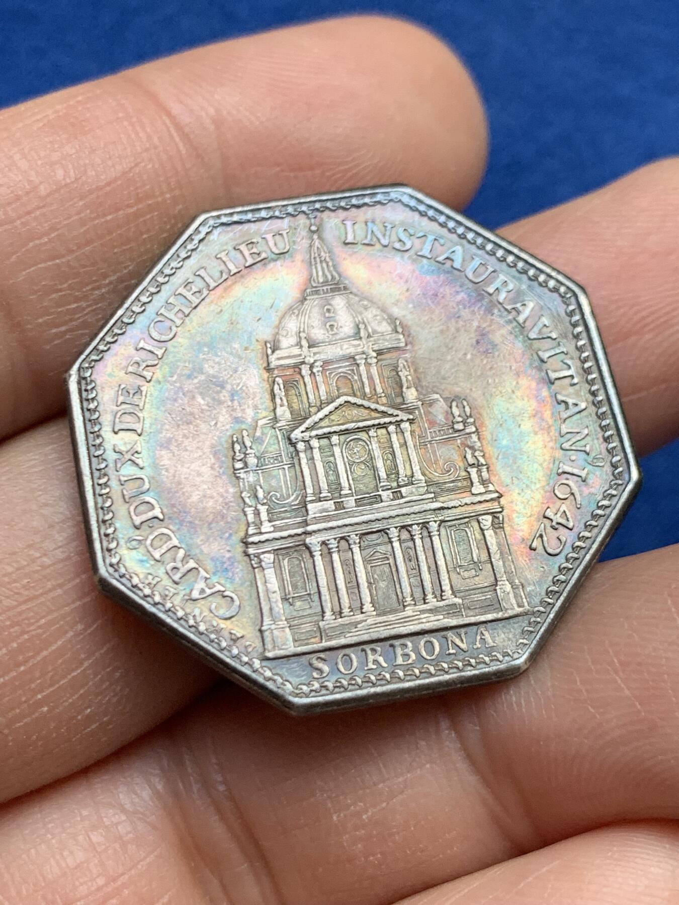 《竞宝斋》第459场 周日，周一，2场连拍 （全场包邮）欢迎送拍 法国大教堂八角银质代币。五彩包浆。早期无边铭。直径32.1mm，重12.75克