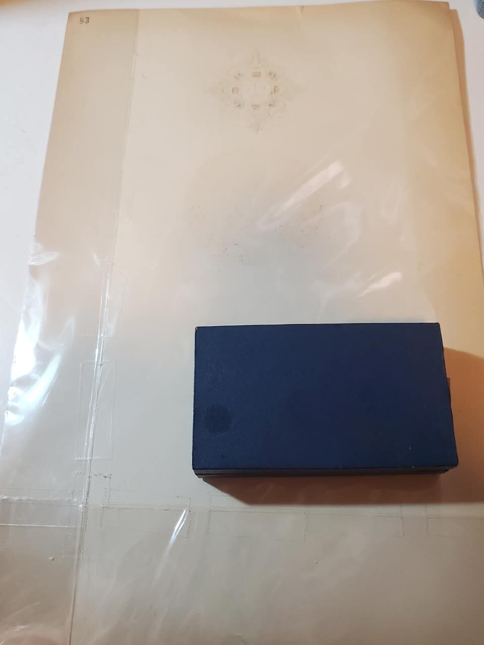 韵星假日拍卖第三十七期 -- Rimey Holidays Auction 37 泰王国四级王冠勋章带原盒证书一套 普密蓬大帝时期 造币局银镀金珐琅 证书保存非常好鎏金未掉 早期泰章较为稀有且带早期原盒