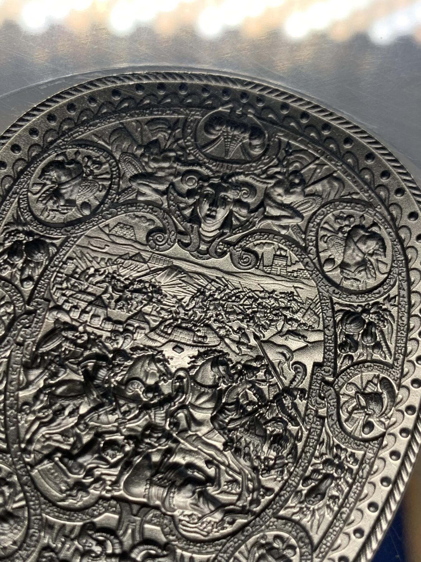 《竞宝斋》第459场 周日，周一，2场连拍 （全场包邮）欢迎送拍 NGC-MS70 法国 2022年 亨利二世盾形2盎司银币（约66.2g999纯银）为纪念这位著名的“骑士国王”而用纪念币的形式完全还原了他最心爱的阅兵演武盾牌。该盾牌制造于1555年，现藏于美国大都会博物馆，其上镌刻了迦太基统帅汉尼拔在坎尼会战中大胜罗马人的辉煌史诗，这位法国国王希望以此保佑自己也能在与神圣罗马帝国的战争中凯旋而归