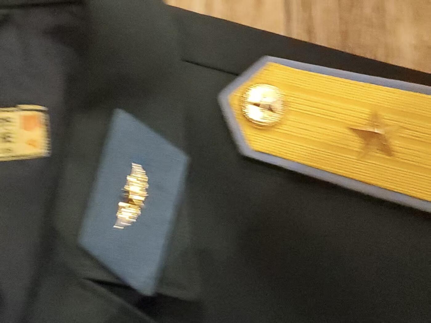 韵星假日拍卖第三十七期 -- Rimey Holidays Auction 37 越南社会主义共和国夏季空军少尉常服一套 带姓名条肩章 领章 很齐全 品相好 重要部队