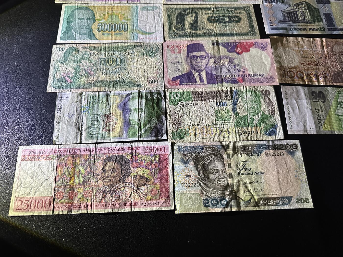 《外钞收藏家》第六百零三期（精选场）（本平台长期征集拍品、欢迎藏友们联系合作） 马达加斯加、西班牙、印尼等13张一起 非全新 品相如图