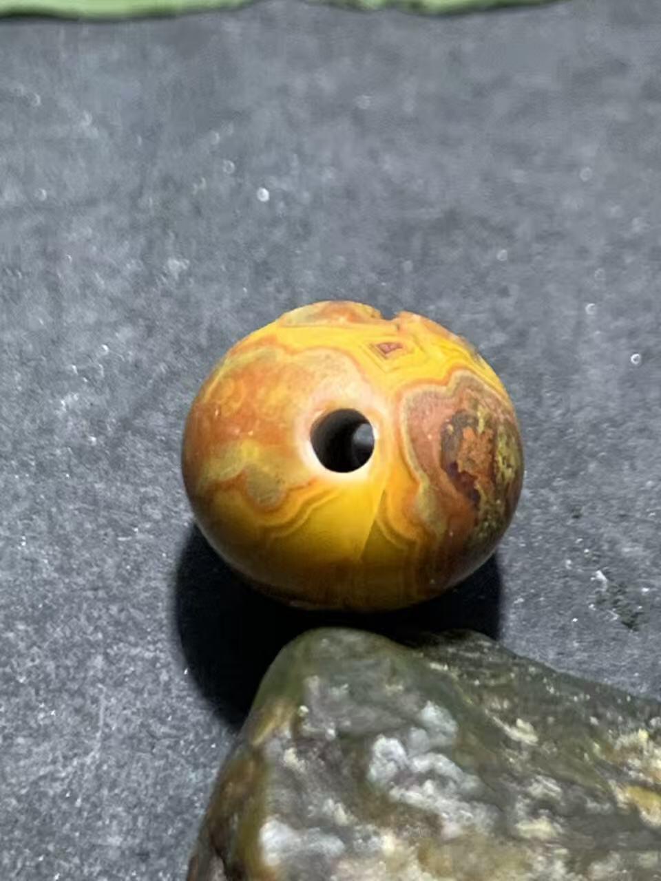 亚光战国红玛瑙手工雕刻行字随形通货珠一颗！