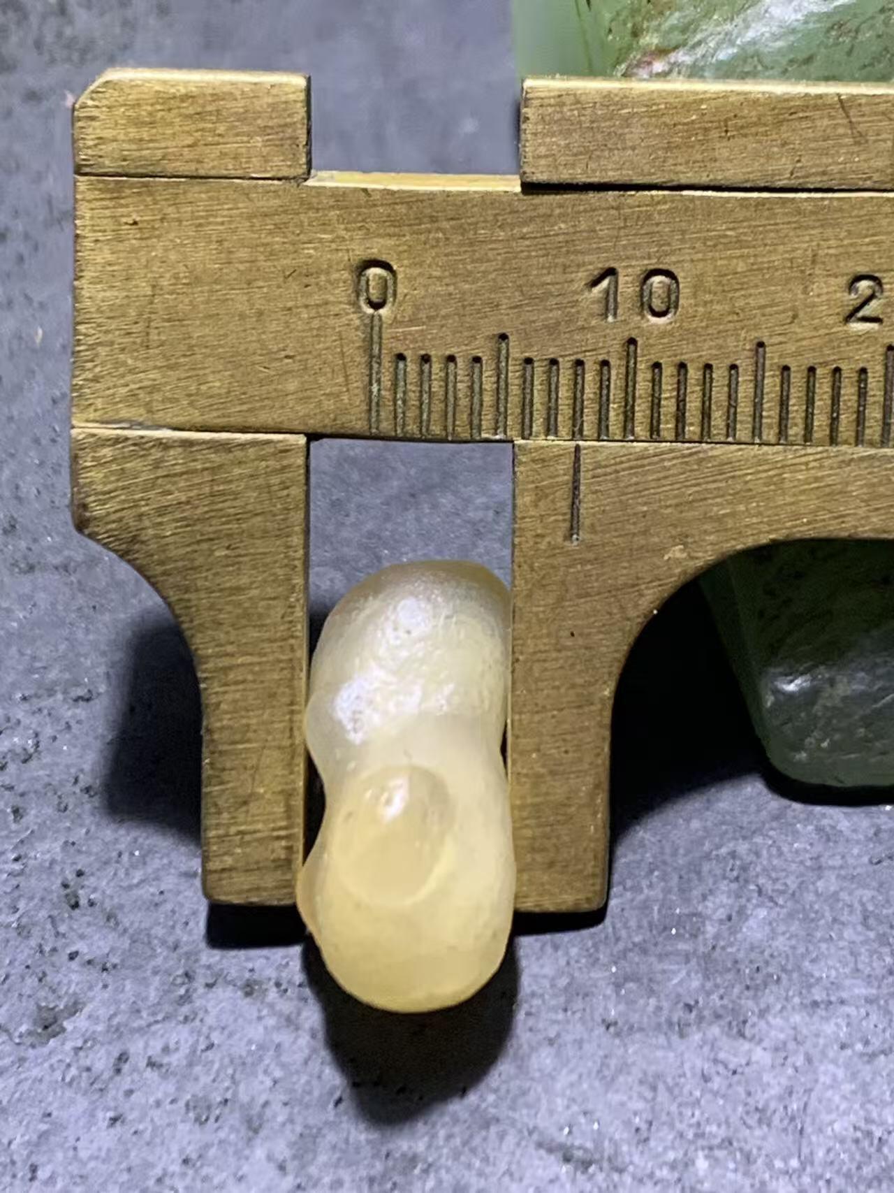 精美天然戈壁阿拉善白糖心葫芦形原石一颗，