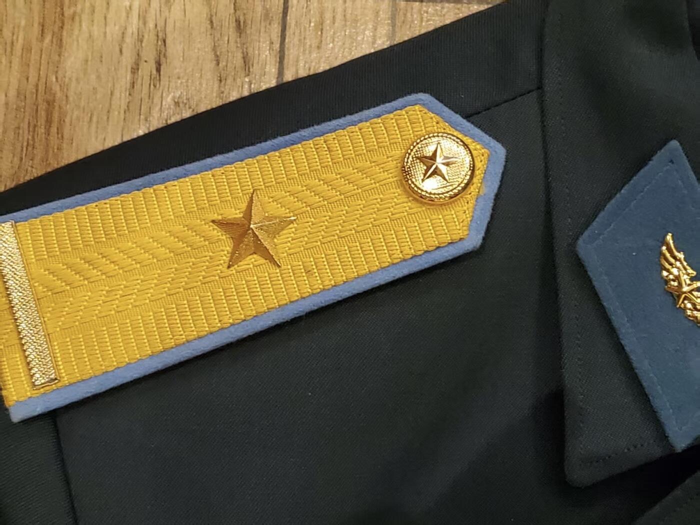 韵星假日拍卖第三十七期 -- Rimey Holidays Auction 37 越南社会主义共和国夏季空军少尉常服一套 带姓名条肩章 领章 很齐全 品相好 重要部队