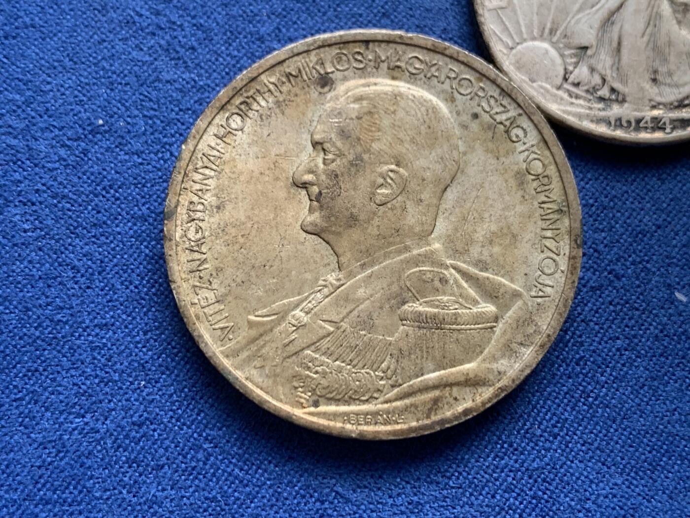 《竞宝斋》第459场 周日，周一，2场连拍 （全场包邮）欢迎送拍 三枚一组 荷兰1964年朱丽安娜2.5盾银币+匈牙利1939年霍尔蒂亲王5潘果银币+美国1941年行走半美元银币