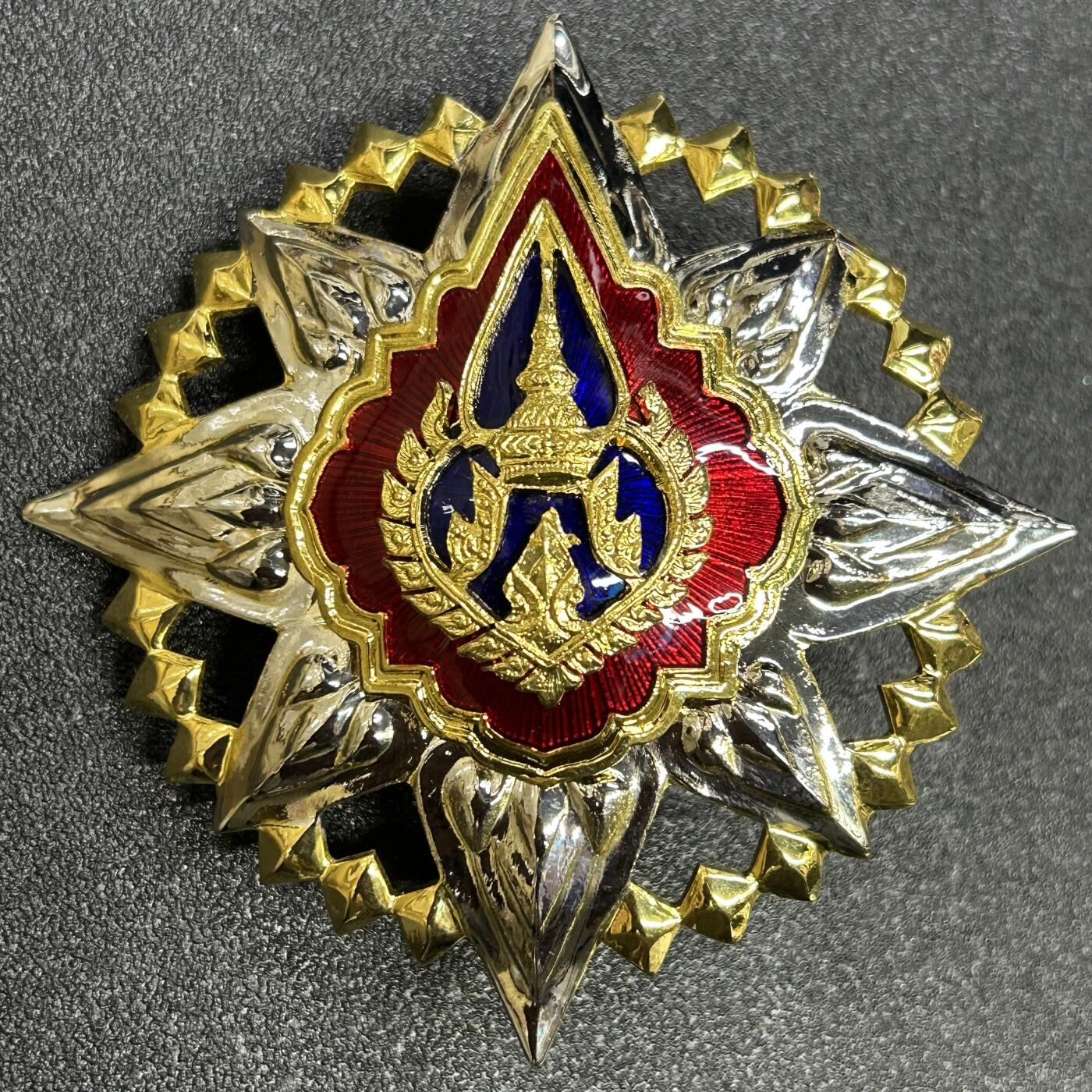 西秦中古拍卖第七十三期 泰国一等王冠勋章星芒章 现代版本