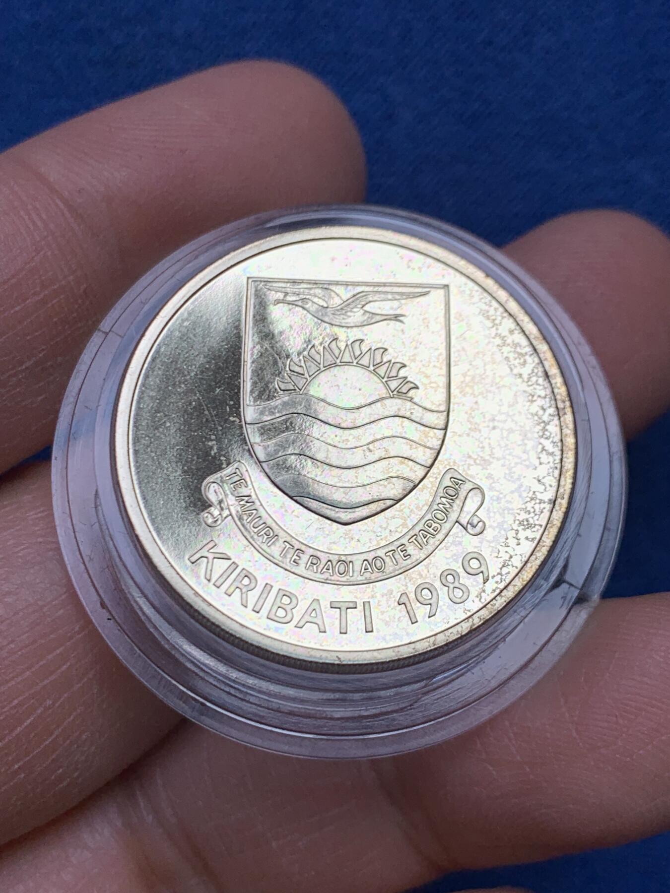 《竞宝斋》第459场 周日，周一，2场连拍 （全场包邮）欢迎送拍 基里巴斯1989年茅草屋独立10周年2元纪念币 原盒 全新原光