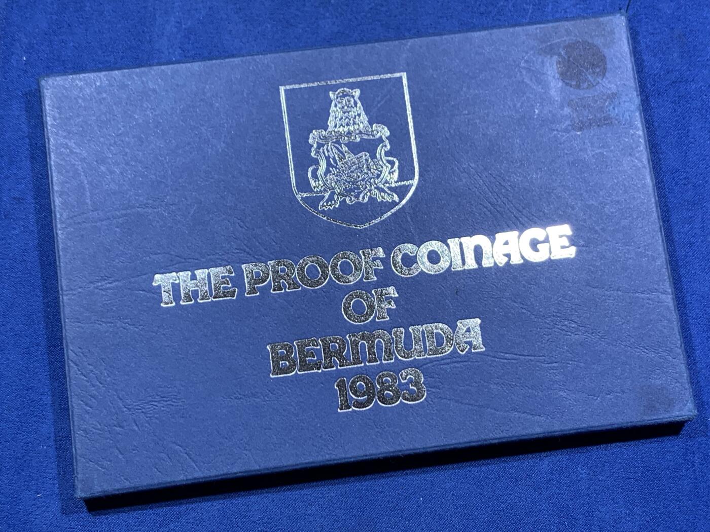 《竞宝斋》第459场 周日，周一，2场连拍 （全场包邮）欢迎送拍 百慕大1983年精制五彩套币，原盒证，一套七枚，淡青色和幽蓝色的包浆美轮美奂，自带大西洋上浓郁的海岛风情