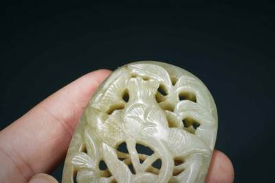 上海都达杂项专场三十四【年后发货全场包邮】  和田玉镂空雕蕉叶纹佩86-9