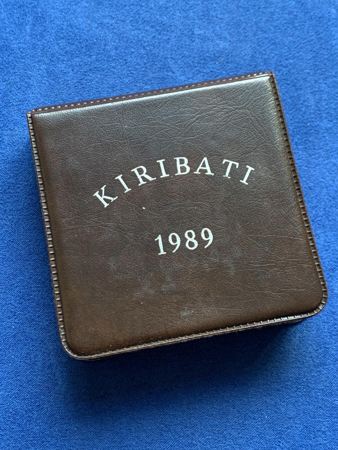 《竞宝斋》第459场 周日，周一，2场连拍 （全场包邮）欢迎送拍 基里巴斯1989年茅草屋独立10周年2元纪念币 原盒 全新原光