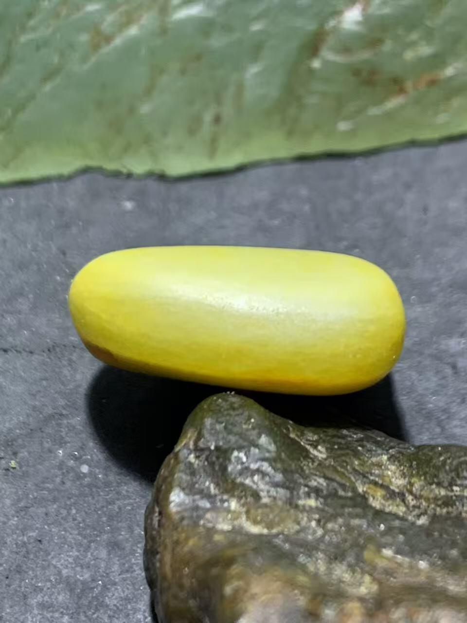 精美洒金皮和田玉独籽原石一颗，