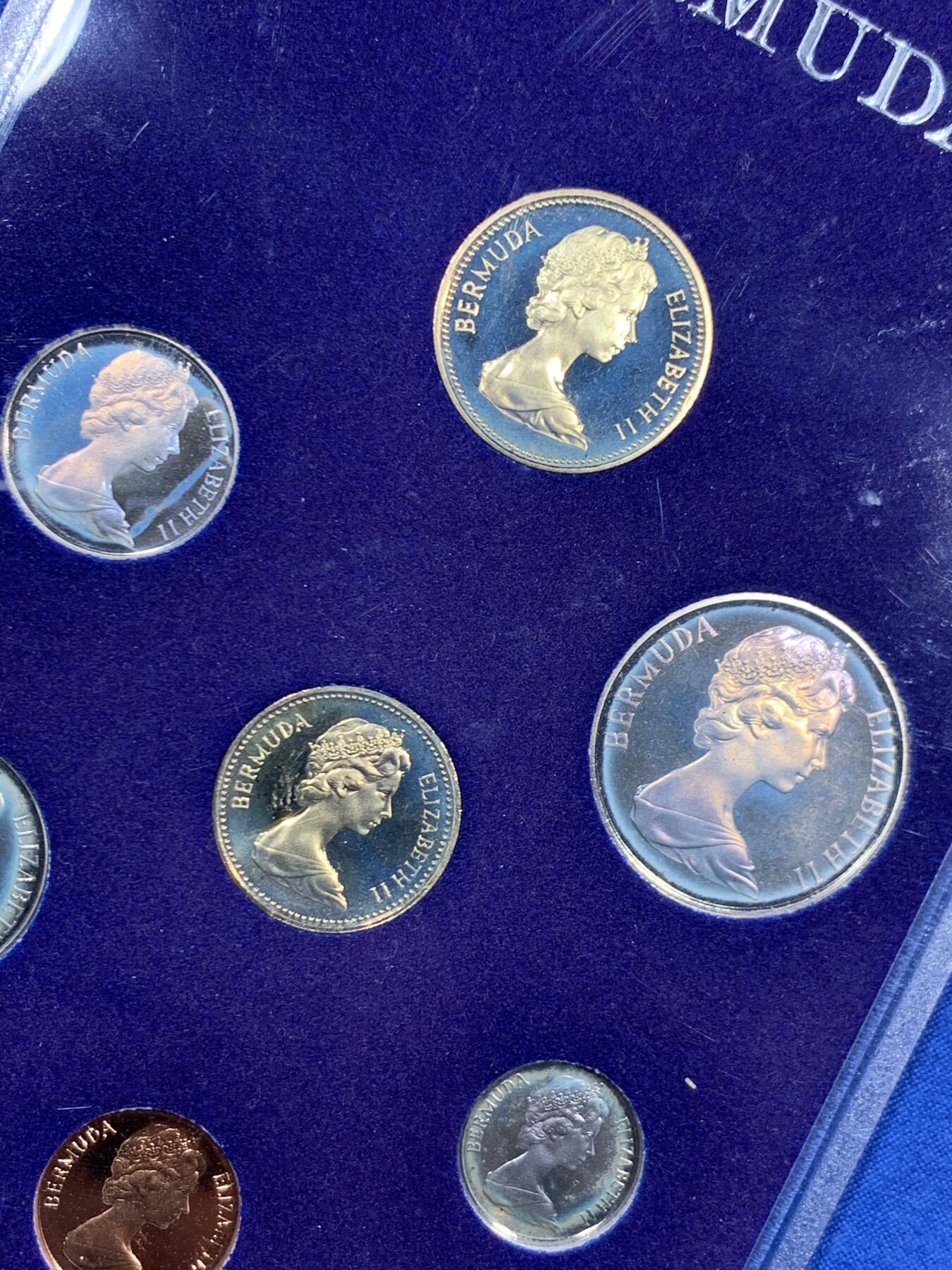 《竞宝斋》第459场 周日，周一，2场连拍 （全场包邮）欢迎送拍 百慕大1983年精制五彩套币，原盒证，一套七枚，淡青色和幽蓝色的包浆美轮美奂，自带大西洋上浓郁的海岛风情