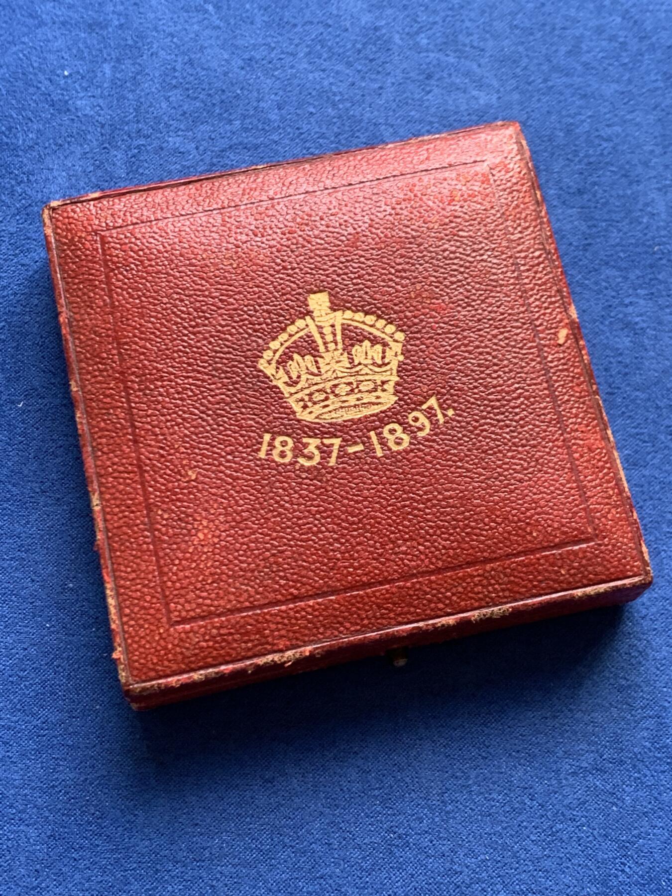 《竞宝斋》第459场 周日，周一，2场连拍 （全场包邮）欢迎送拍 英国1897年皇家造币厂铸造的维多利亚女王登基60周年钻石禧年纪念铜章，章面由乔治·威廉·德索尔斯设计，正面为维多利亚女王老年披纱侧面像，环刻拉丁铭文记录登基60周年纪年；背面为女王青年时期侧面像，搭配《箴言》经典语句，浮雕层次分明，铜质氧化包浆自然，极好地呈现了维多利亚时代造币工艺水准。76.55克，55.3mm，带原盒。