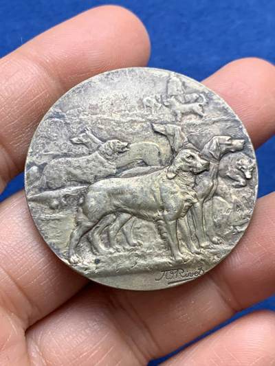 《竞宝斋》第459场 周日，周一，2场连拍 （全场包邮）欢迎送拍 - 法国埃维昂国际犬展纪念铜章，雕刻了一组生动的猎犬群像，展现了不同姿态的犬只，体现了犬展的主题。29.85克，41mm