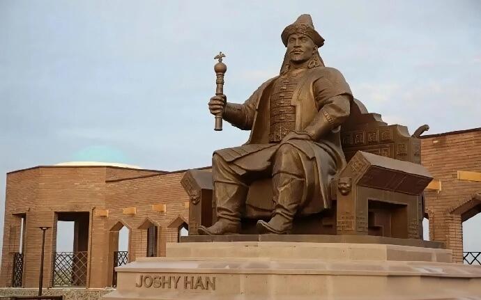 【俄甄集藏】“万象更新、马呈祥瑞”迎新春俄甄精品场-2026年(047)01-21 星期三 晚 19:30 全场包邮 哈萨克斯坦2024年纪念民族英雄术赤汗10盎司精制镶金大银币2000坚戈，原盒证，直径：75mm，发行量：300枚，正面是该国著名雕塑家兼壁画家加齐兹·叶什克诺夫创作术赤汗像，背面是金帐汗国时期钱币，重311克，925银，其中另有0.16克999黄金