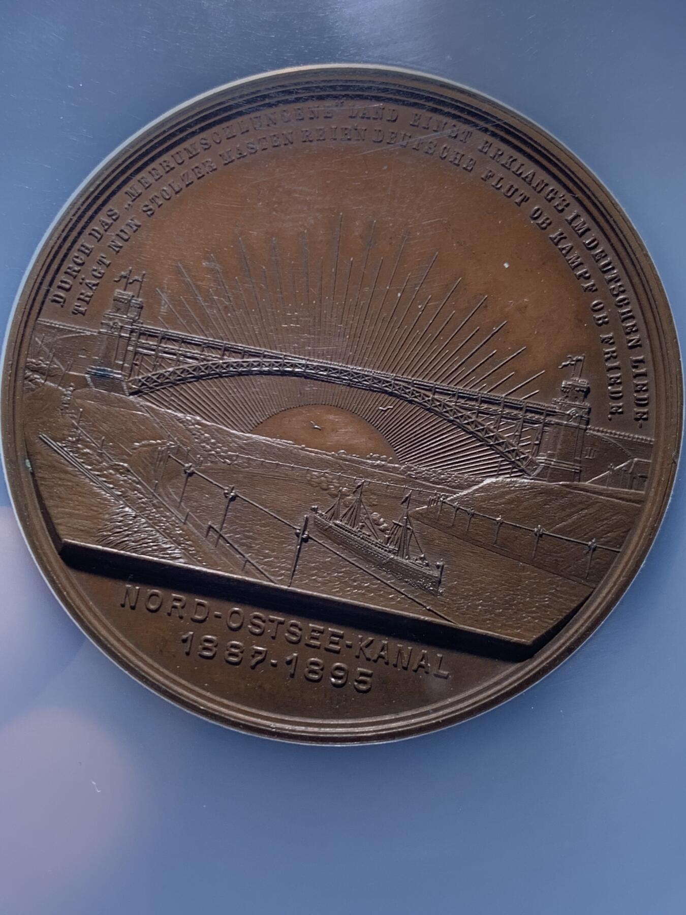 《竞宝斋》第459场 周日，周一，2场连拍 （全场包邮）欢迎送拍 NGC MS62BN 德国基尔运河纪念铜章 该河从1887年到1895年建设开通 正面威廉一世、腓特烈三世和威廉二世 加大盒