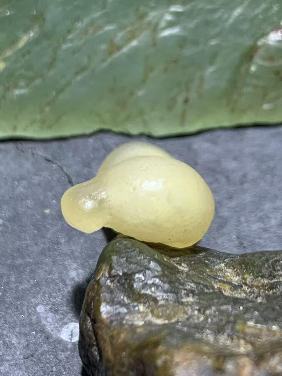 精美天然戈壁阿拉善白糖心葫芦形原石一颗，