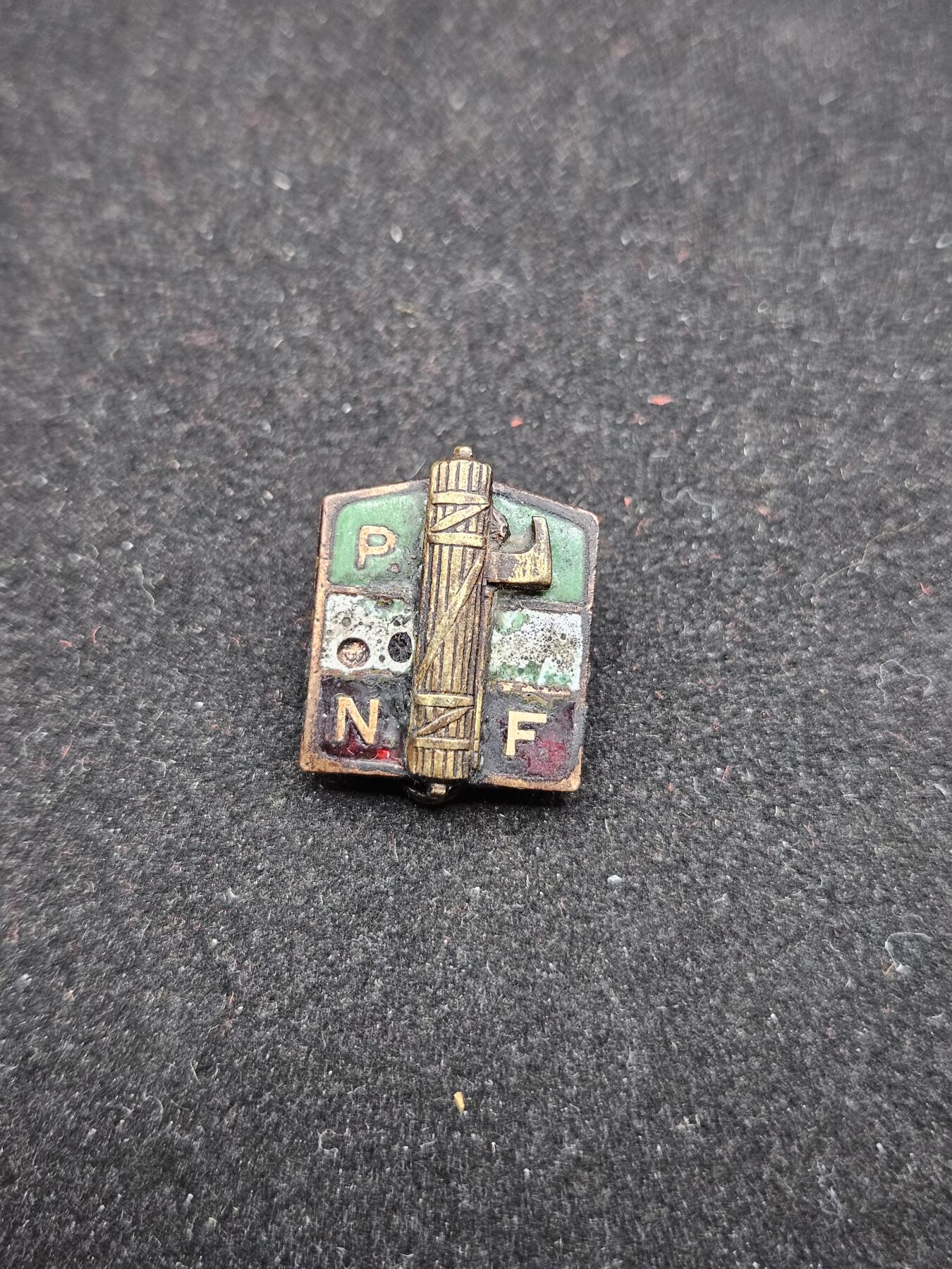 0元起拍勋章 第327期 咸鱼国勋章拍卖专场 1月21日（周三）下午6：00开始 ww2墨索里尼时期 意大利珐琅徽章