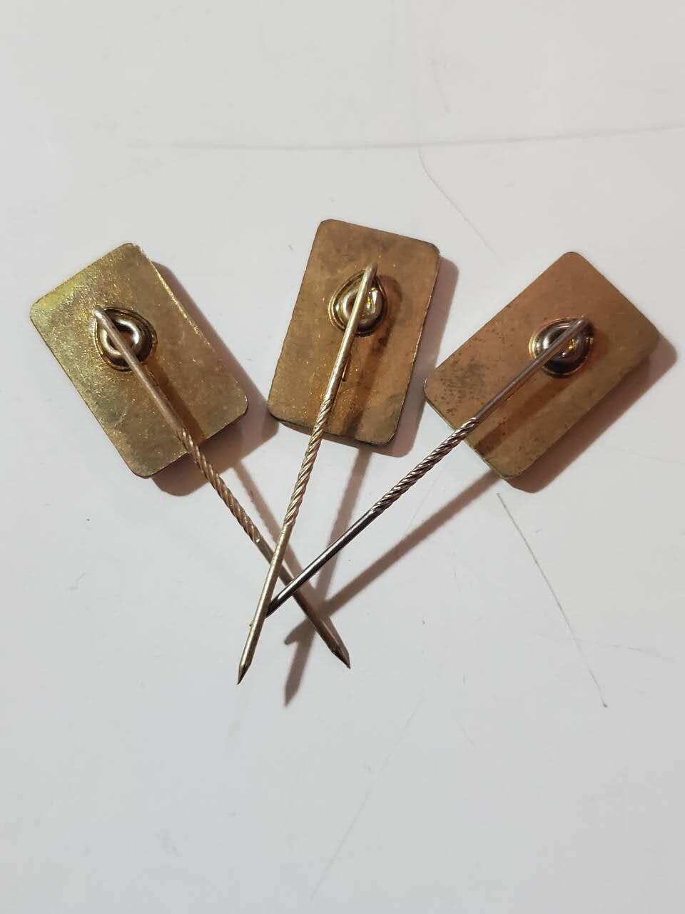 韵星假日拍卖第三十七期 -- Rimey Holidays Auction 37 民主德国Gst准军事部队一二三级技能章插针一组