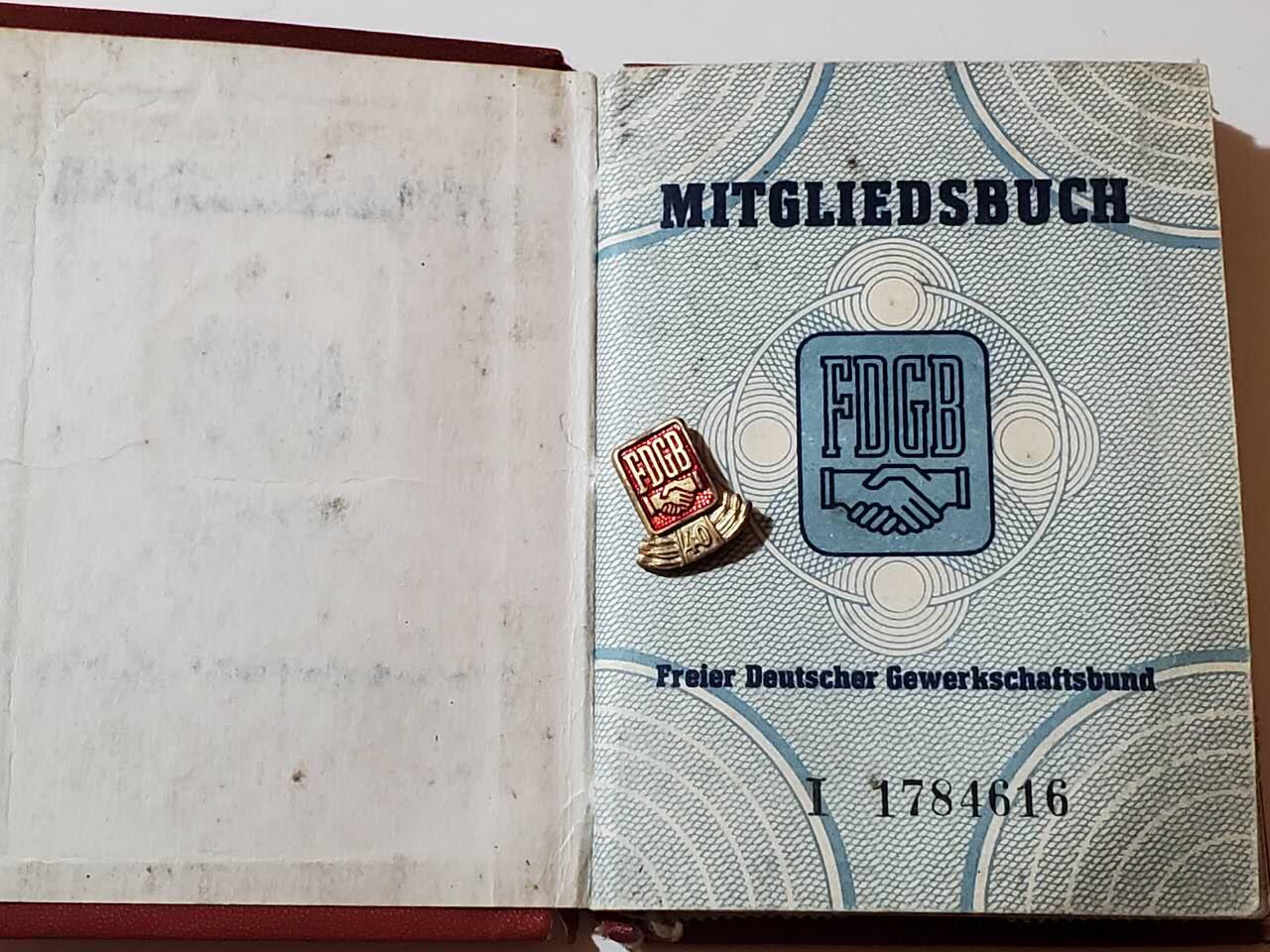 韵星假日拍卖第三十七期 -- Rimey Holidays Auction 37 民主德国工会40年荣誉成员证章带证 证少见 贴票很齐 包括支援越南、智利苏德友谊等