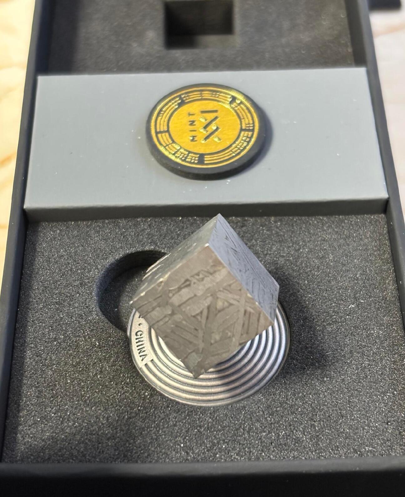 加纳2022年中国阿勒泰陨石立方体陨石加1盎司银币