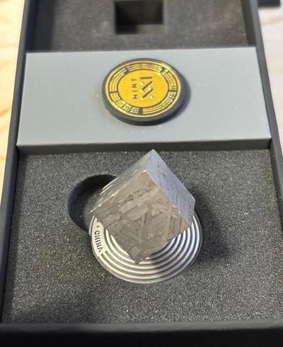 加纳2022年中国阿勒泰陨石立方体陨石加1盎司银币 - 加纳2022年中国阿勒泰陨石立方体陨石加1盎司银币