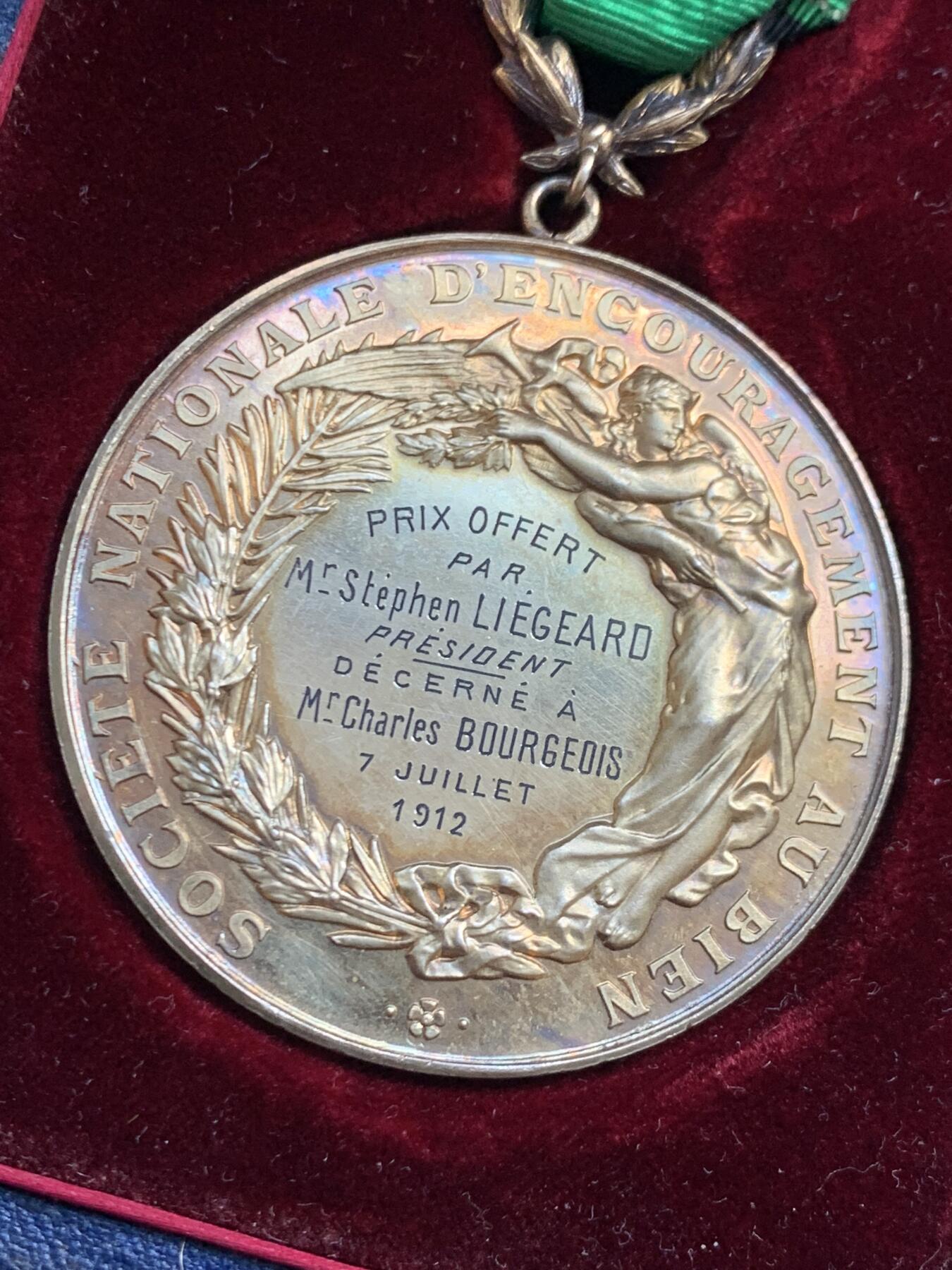 《竞宝斋》第459场 周日，周一，2场连拍 （全场包邮）欢迎送拍 法国1912年国家劝善协会主席颁发的镀金银质奖章 绶带带针 总重51.7克 50.5mm 银标 带原盒 字迹对应